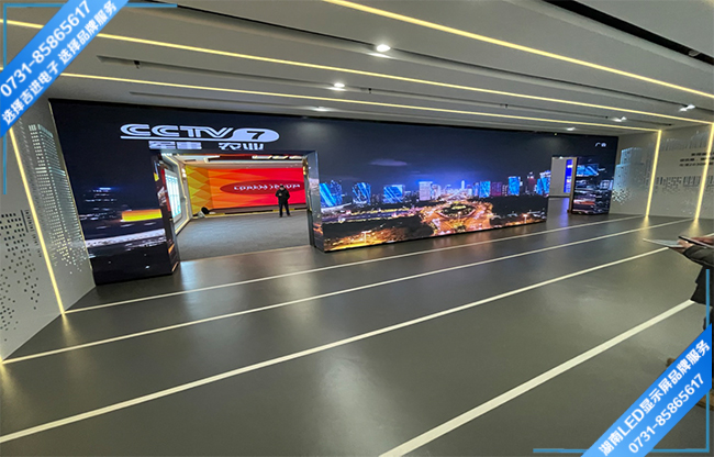 長(zhǎng)沙某單位展廳門(mén)型LED顯示屏.jpg 長(zhǎng)沙某單位展廳門(mén)型LED顯示屏.jpg